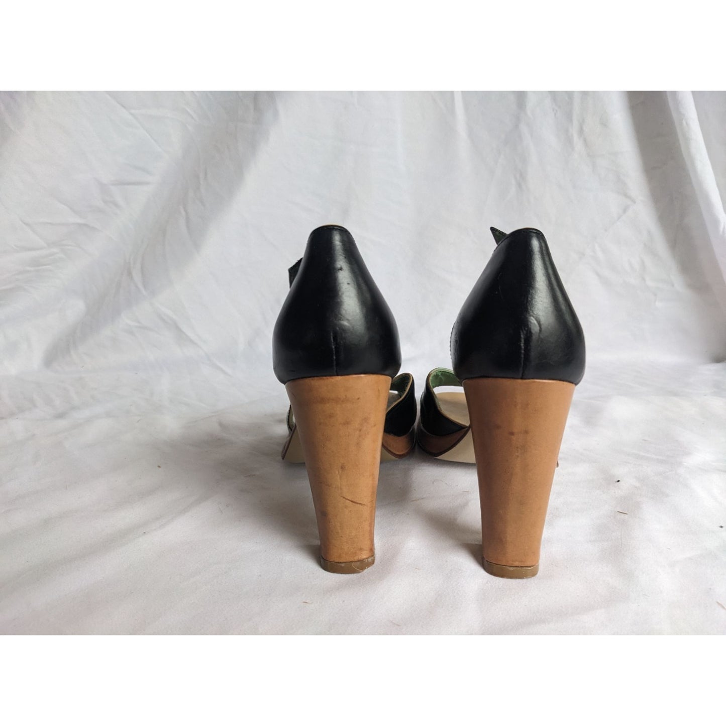 Vintage Y2K BCBGMAXAZRIA Black & Tan *Wooden Heels* T-Strap Open Toe Size 8.5