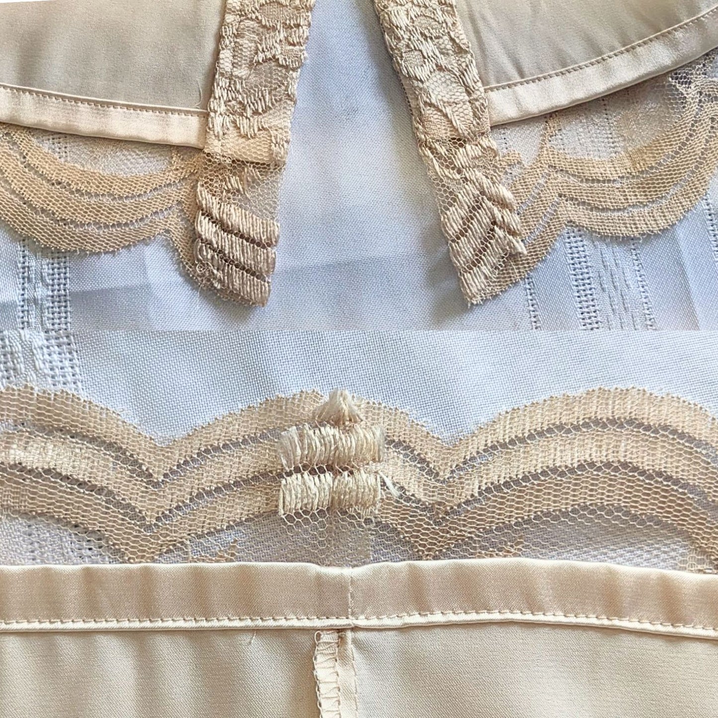 Angelic TAHARI ARTHUR S LEVIN Champagne Satin Georgette Angel Sleeve Lace Overlay Mini Dress Size 6