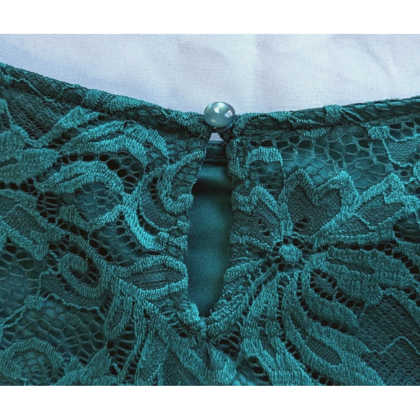 SIMPLY EMMA Emerald Green Lace Overlay Trumpet Sleeve Nylon Top Elegant Size 2X