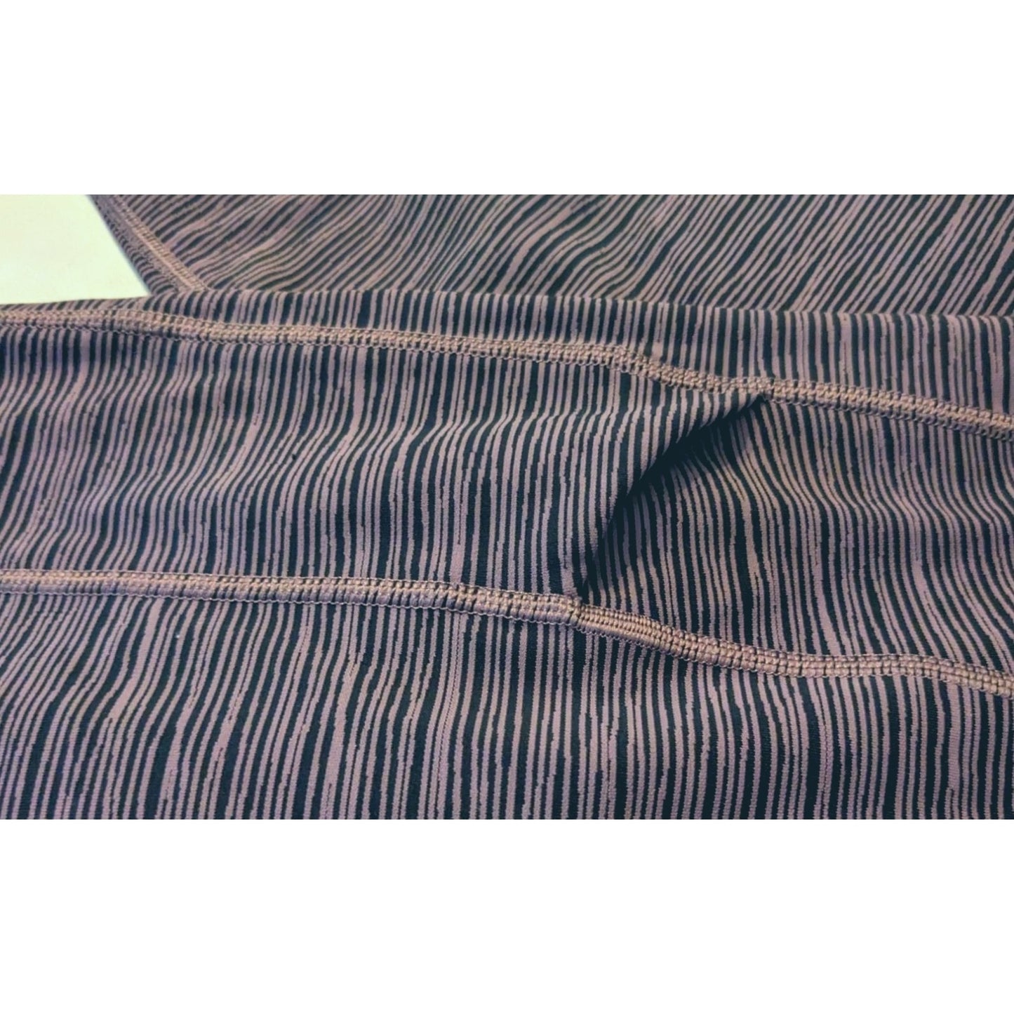 ATHLETA Volcanic Violet & Black Linear Lines Capri Leggings Side Pockets Size XSP