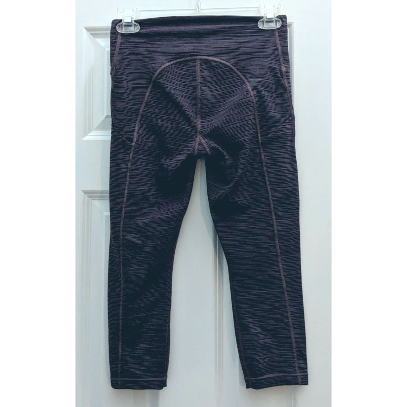 ATHLETA Volcanic Violet & Black Linear Lines Capri Leggings Side Pockets Size XSP