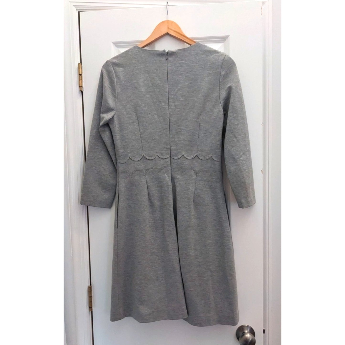 BANANA REPUBLIC Gray Long Sleeve Dress w/ Scallop Sheath Detail Size 4