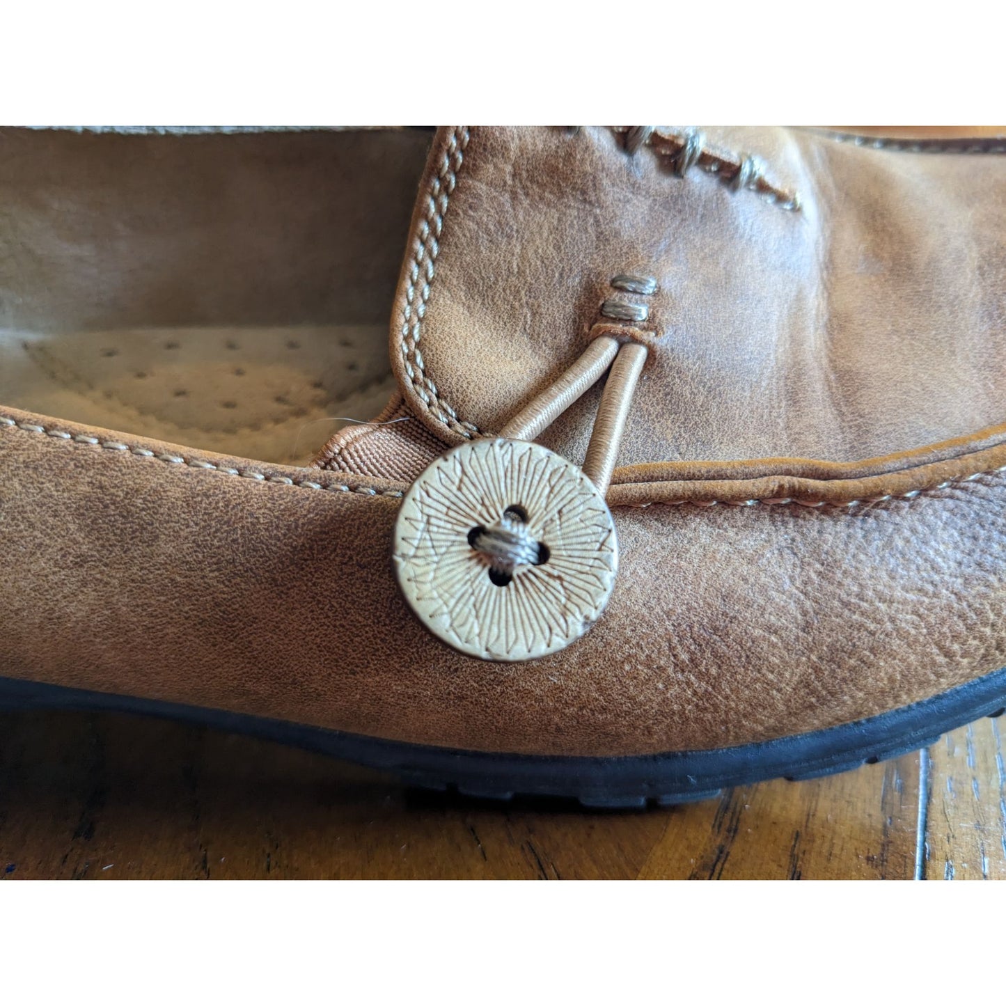 CLIFFS BY WHITE MOUNTAIN Beige Jamboree Moccasin Flats Size 7.5